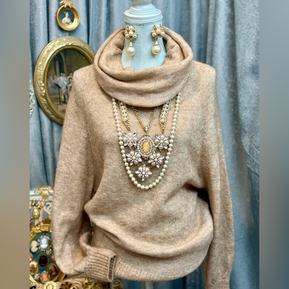 Elegant Gold and Pearl Floral Necklace Set - Picture 12 of 13